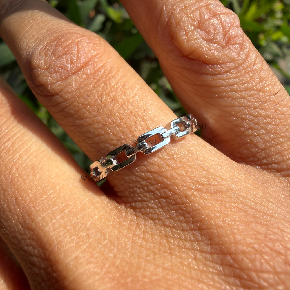 Daylight angle view of interlocking link band worn on finger