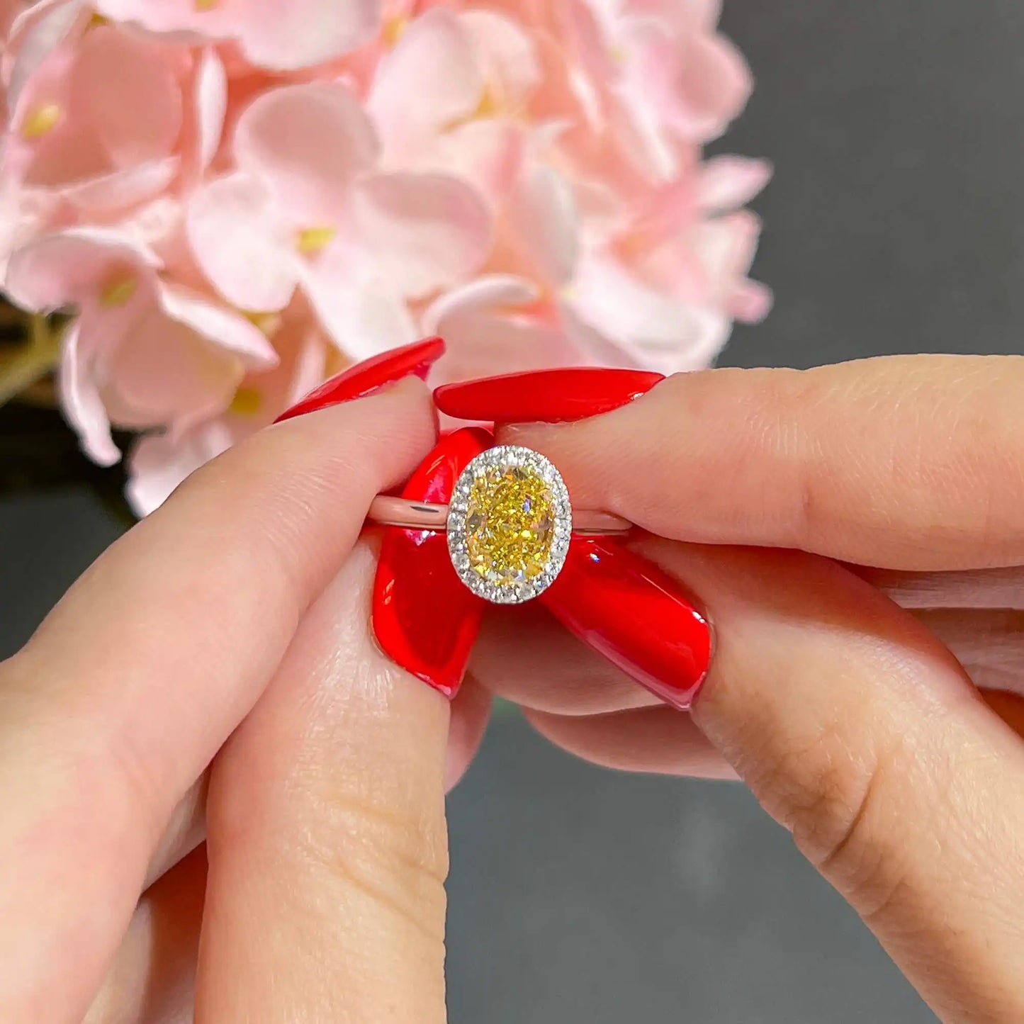 1.71カラット オーバルカット ファンシーイエローダイヤモンドリング