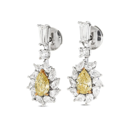 Orecchino con diamante giallo chiaro e bianco da 3,30 ct